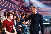 Brotz befragt das Publikum. (Bild: SRF/Oscar Alessio)