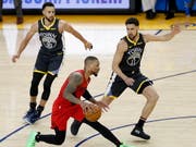 Stephen Curry (ganz links) behält mit den Golden State Warriors im Conference-Final gegen die Portland Trail Blazers den Überblick (Bild: KEYSTONE/EPA/JOHN G. MABANGLO)