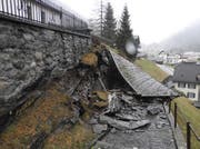 Der Personenunterstand südlich der Kirche wurde durch den Blocksturz zerstört. (Bild: PD)