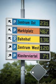Die bunten Tafeln des Parkleitsystems zeigen Autofahrern freie Parkplätze an. (Bild: Urs Bucher (12. Mai 2015)