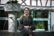 SP-Stadträtin Barbara Kern sitzt am Brunnen vor dem Sallmannschen Haus. (Bild: Reto Martin)