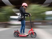 In Deutschland dürfen künftig Elektro-Tretroller auf Radwegen und Strassen mit gesetzlicher Erlaubnis fahren. (Bild: Keystone/DPA/JULIAN STRATENSCHULTE)