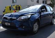 Die Beifahrerin dieses Personenwagens wurde beim Unfall leicht verletzt. (Bild: Kapo SG)