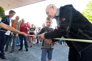 Band-Durchschneiden in Neukirch Egnach mit Stephan Tobler und Bub Rafael aus dem Publikum. (Bild: Donato Caspari)