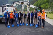 Die Verantwortlichen posieren zum Spatenstich: (von links) Thomas Aschwanden, Daniel Diezig, Herbert Brandstätter, Ruedi Cathry, Kurt Schuler, Werner Jauch, Peter Dittli, Rolf Müller, Hanspeter Bonetti und Philipp Zurfluh. (Bild: EWA)