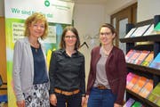 Krebsliga-Geschäftsleiterin Cornelia Herzog-Helg, Kriesenbegleiterin Sarah Pietsch und Beraterin Sarah Sieber. (Bild: Mario Testa)