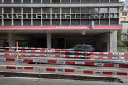 Vor dem künftigen Parkhaus UG25 sind seit einigen Wochen Strassenbauarbeiten im Gang. Die Verkehrsführung verändert sich dadurch immer wieder. (Bild: Benjamin Manser - 26. April 2019)