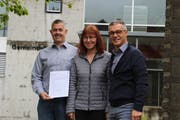 Vor dem Erler Gemeindehaus freuen sich Patrick Sempach, Leiter Finanzen, Gemeindeschreiberin Ursula Weibel und Gemeindepräsident Roman Brülisauer über den erfreulichen Abschluss der Jahresrechnung. (Bild: Hannelore Bruderer)