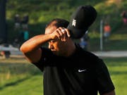 Ermüdet von der Runde, entmutigt vom Score: Für Tiger Woods ist die 101. US PGA Championship vorbei (Bild: KEYSTONE/FR170905 AP/ANDRES KUDACKI)