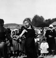 Germaine Winterberg (tanzend), Jugoslawien 1963. (Bild: Archiv Sigi und Germaine Winterberg)