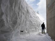 Gust Broger von der Säntisbahn ist unterwegs im Schnee auf dem Gipfel, aufgenommen am Freitag, 17. Mai 2019. Im Messbereich unter dem Gipfel liegen derzeit 680 Zentimeter Schnee, ein Rekord für die Jahreszeit. Die Schneehöhe wird nicht auf dem Gipfel gemessen, sondern unterhalb in einer Mulde. (Bild: KEYSTONE/GIAN EHRENZELLER)