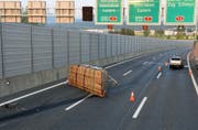 Der Anhänger blockierte den linken und mittleren Fahrstreifen. Die A2 musste kurzzeitig gesperrt werden. (Bild: Luzerner Polizei, 16. Mai 2019)