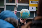 Demonstrierende Jugendliche in St.Gallen. Rund um den Globus haben bereits zahlreiche Städte den Klimanotstand ausgerufen. In St.Gallen fanden sie kein Gehör - dafür in Wil.