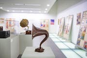 Auch Musikabspielgeräte vergangener Tage sind ausgestellt. (Bild: Urs Bucher)