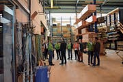 Mitglieder des Gewerbevereins bei der Besichtigung der Genossenschaft für ländliches Bauen. (Bild: PD)