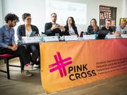 Vertreter mehrerer Organisationen fordern in Lausanne offizielle Statistiken zu Hassverbrechen aufgrund der sexuellen Orientierung oder der Geschlechtsidentität. (Bild: KEYSTONE/JEAN-CHRISTOPHE BOTT)