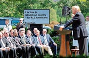 US-Präsident Trump liest von einem Teleprompter während seiner Rede im Rosengarten des Weissen Hauses am Donnerstag. Bild: Martin H. Simon/Pool (Washington)