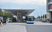 «Der im August 2018 eröffnete neue Busbahnhof in Buchs ermöglicht einen effizienten Busbetrieb», lobt Bus Ostschweiz. (Bild: Thomas Schwizer)