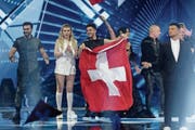 Luca Hänni (24) freut sich, umringt von weiteren ESC-Teilnehmern, über seinen Finaleinzug. (Bild: Abir Sultan/EPA (Tel Aviv, 16. Mai 2019))