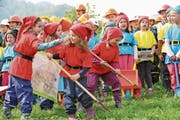 Schüler, verkleidet als Zwerge, legen beim Spatenstich für den Bau ihres neuen Schulhauses selber Hand an. (Bilder: Matthias Piazza (Beckenried, 17. Mai 2019))