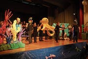 Auf der Reise durch die Weltmeere gibt es viele Begegnungen: unter anderem mit dem Kraken. Dritt- und Viertklässler der Schule Kerns führen in der diesjährigen Projektwoche ein Musical aus der Unterwasserwelt auf. (Bild: Marion Wannemacher (17. Mai 2019))