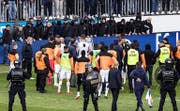GC-Fans stürmten beim Super-League-Spiel in Luzern das Spielfeld und sorgten für einen Spielabbruch. (Bild: Keystone)
