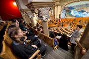 Eine Schulklasse auf Besuch im Bundeshaus. (Bild: Eveline Beerkirche, 3. September 2015)