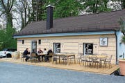 Die Terrasse bietet Platz für Schönwetteraktivitäten. (Bild: Nicolas Düsel)