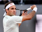 Das Bein zwickt: Roger Federer kann in Rom nicht zum Viertelfinalspiel gegen den Griechen Stefanos Tsitsipas antreten (Bild: KEYSTONE/EPA ANSA/ETTORE FERRARI)