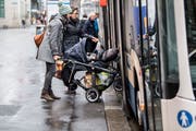 Umständliches Einsteigen - hier bei der Haltestelle Kantonalbank - gehört bald der Vergangenheit an. Die Perrons sollen erhöht werden. (Bild: Nadia Schärli, 8. Januar 2019)