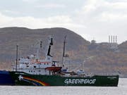 Das unter niederländischer Flagge fahrende Greenpeace-Schiff war 2013 nach einer Protestaktion gegen Ölbohrungen im Arktischen Ozean bei Murmansk von russischen Einheiten geentert und die Mannschaft festgenommen worden. (Bild: KEYSTONE/AP/EFREM LUKATSKY)