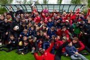 Spieler, Betreuer und Fans des FC Stade Lausanne-Ouchy feiern den Aufstieg in die Challenge League im Stadion Juan-Antonio Samaranch. (Bild Jean-Christiophe Bott/Keystone (Lausanne, 27. April 2019))