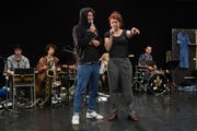 Julian Pollina und Sarah Alexandra Hudarew bei der Probe zum Stück «Zappa on the Hill». (Bild: Boris Bürgisser, Kriens, 15. Mai 2019)