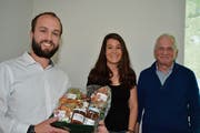 «Berghilfe»-Projektleiter Raphael Jacquet, Mirjam Tobler, Präsidentin Gewerbeverein, und Martin Reich, ehrenamtlich tätiger Experte der Schweizer Berghilfe (von links). (Bild: Adi Lippuner)