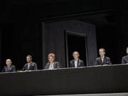 Jürg Kienberger, Benito Bause, Lisa-Katrina Mayer, Elisa Plüss, Claudius Körber, Michael Maertens (v.l.n.r.) spielen am Schauspielhaus Zürich in Barbara Freys Inszenierung «Die Toten». Deutschsprachige Erstaufführung war am 16. Mai 2019. (Bild: Keystone/Matthias Horn)