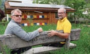 Ivo Keel (links) und Werner Strub freuen sich auf den Weltbienentag. Wenn Sie die beiden reden hören möchten, bitte die App Xtend herunterladen und das Bild scannen. (Bild: Gert Bruderer)