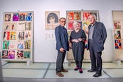 Kurator Roland Scotti (links) und das Sammlerpaar Dora und Walter Labhart in der Ziegelhütte Appenzell. (Bild: Urs Bucher)