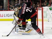 Nino Niederreiter (im Vordergrund) scheidet mit Carolina in den Playoff-Halbfinals der NHL aus (Bild: KEYSTONE/AP/GERRY BROOME)