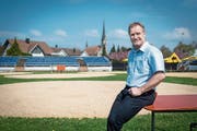 Der frühere Skirennfahrer Urs Kälin wird am Schwyzer Kantonalfest in Bennau an der Kasse Billette verkaufen. (Bild: Boris Bürgisser (16. Mai 2019))