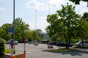 Die Profile zeigen die Dimensionen der geplanten Gebäude. (Bild: Maria Schmid, Hünenberg, 15. Mai 2019)