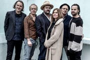 Die Dame, Bassistin Monic Mathys, und die Herren von Patent Ochsner. In der Mitte mit Hut: Büne Huber. (Bild: pd)