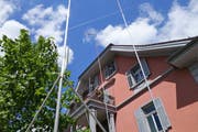 Die Profilstangen für den Neubau stehen noch. Die Vorbereitungen für die Realisierung sind weit fortgeschritten. (Bild: Eddy Schambron)