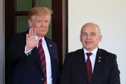 Donald Trump und Ueli Maurer vor dem White House in Washington am Donnerstag. (Bild: KEY)