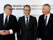 Die Aussenminister von Finnland, Timo Soini (l.) und Deutschland, Heiko Maas (M), sowie der Generalsekretär des Europarates, Thorbjorn Jagland (r.) posieren am Freitag in Helsinki bei einem Aussenministertreffen des Europarates für die Medien. Für die Schweiz nahm Bundesrat Ignazio Cassis teil. (Bild: Keystone/AP/Vesa Moilanen)