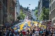 Der erste Auftritt der Rutschbahn «Slide my City» in St.Gallen. Gerutscht wird in diesem Jahr zum vierten Mal auf dem untersten Abschnitt der Teufener Strasse. Der Verkehr wird umgeleitet. (Bild: Michel Canonica - 31. Juli 2016)