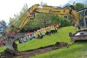 Bagger bildet Kulisse für die Schüler - oder umgekehrt.