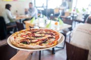 Eine glutenfreie Pizza mit Bärlauch, Bresaola und Mascarpone in der Trattoria della Nonna. (Bild: Boris Bürgisser, Luzern, 14. Mai 2019)
