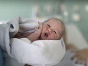Weniger künstliche Befruchtung, weniger Kaiserschnitte und vor allem viel weniger Dammschnitte: In der Schweiz wird bei Schwangerschaften und Geburten immer seltener nachgeholfen. Vor allem der Rückgang der oft unnötigen Dammschnitte ist ein extremer Fortschritt. (Bild: Keystone/GAETAN BALLY)