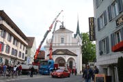 Maria musste mit Kranenhilfe nach oben gehoben werden.