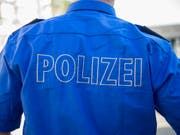 Eine Frau ist in Kreuzlingen TG auf einen falschen Polizisten hereingefallen und hat ihm Schmuck und Bargeld im Wert von über 150'000 Franken übergeben. Archivbild (Bild: KEYSTONE/GEORGIOS KEFALAS)